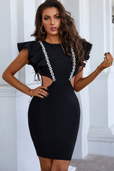 Robe moulante courte à découpes et manches flottantes en strass